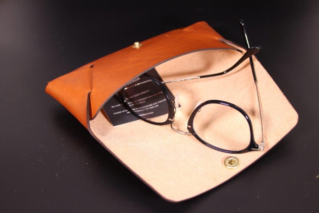 Handgefertigtes Leder-Brillenetui - Tanner Bates