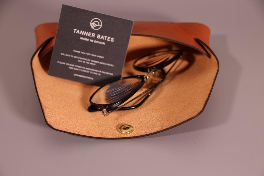 Handgefertigtes Leder-Brillenetui - Tanner Bates