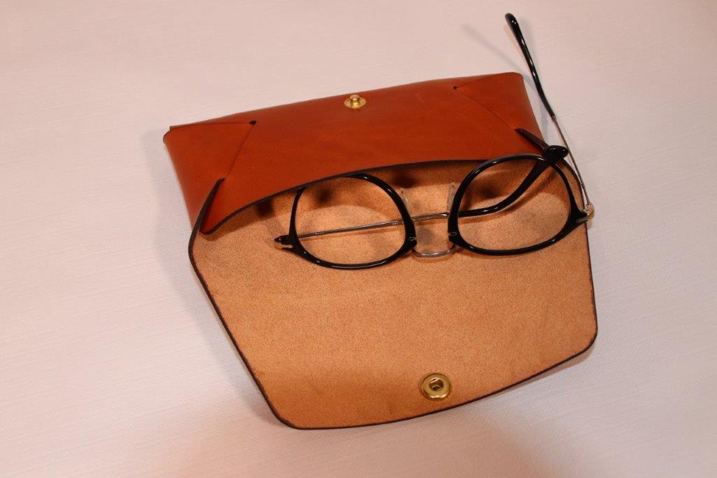 Handgefertigtes Leder-Brillenetui - Tanner Bates